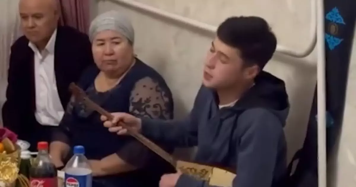  Терме айтқан маңғыстаулық жігіт желіде көпшіліктің ықыласына бөленді (ВИДЕО) 