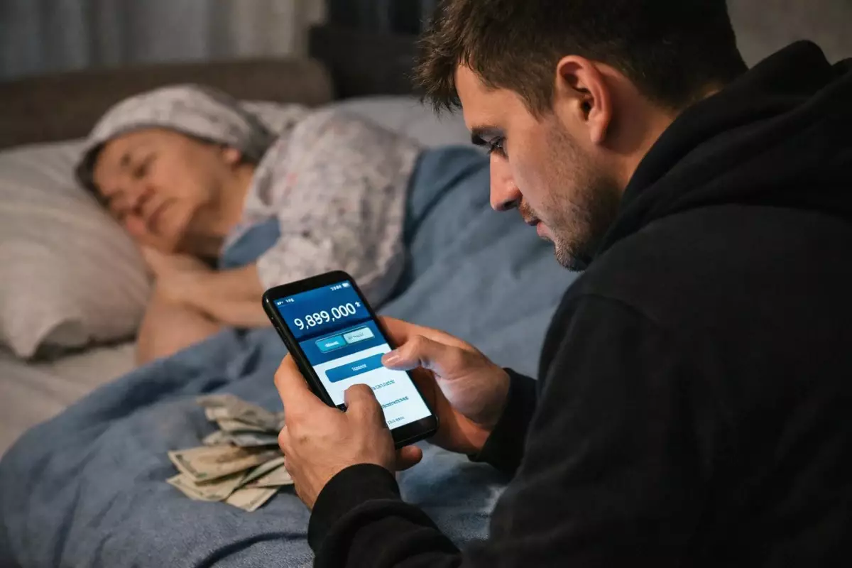 Анасының ауырып жатқанын пайдаланған ақтөбелік жігіт 10 миллион теңгені аударып алған