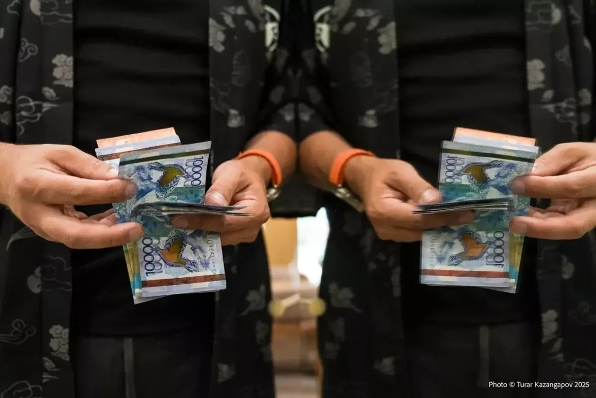 Нацбанк продлит срок использования старых купюр в 10 000 тенге