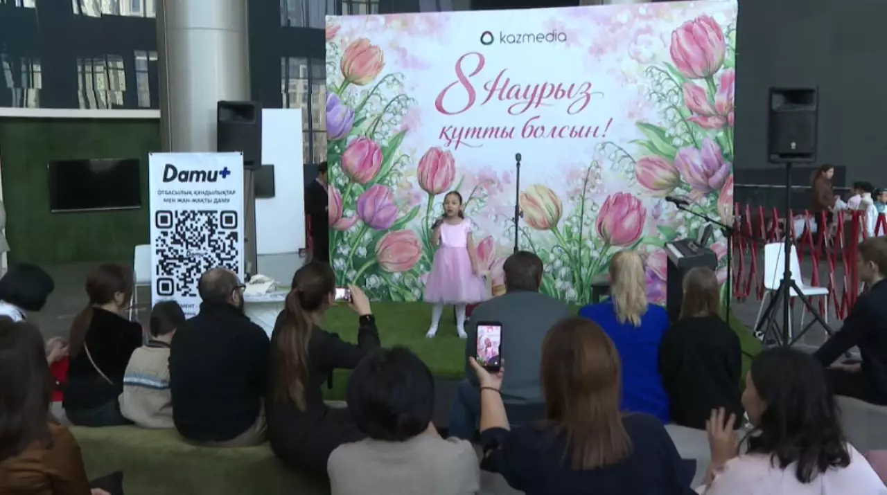 Қазмедиа орталығында аруларға арналған мерекелік концерт өтті