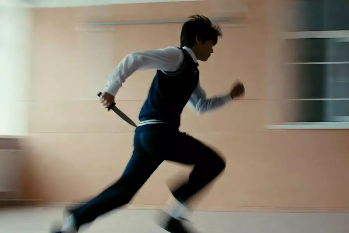 В Конаеве школьник бегал по коридору с ножом