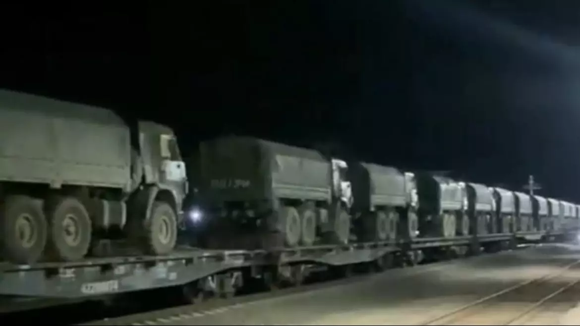 Маңғыстауда теміржол станциясында әскери техника тиелген пойыз байқалды