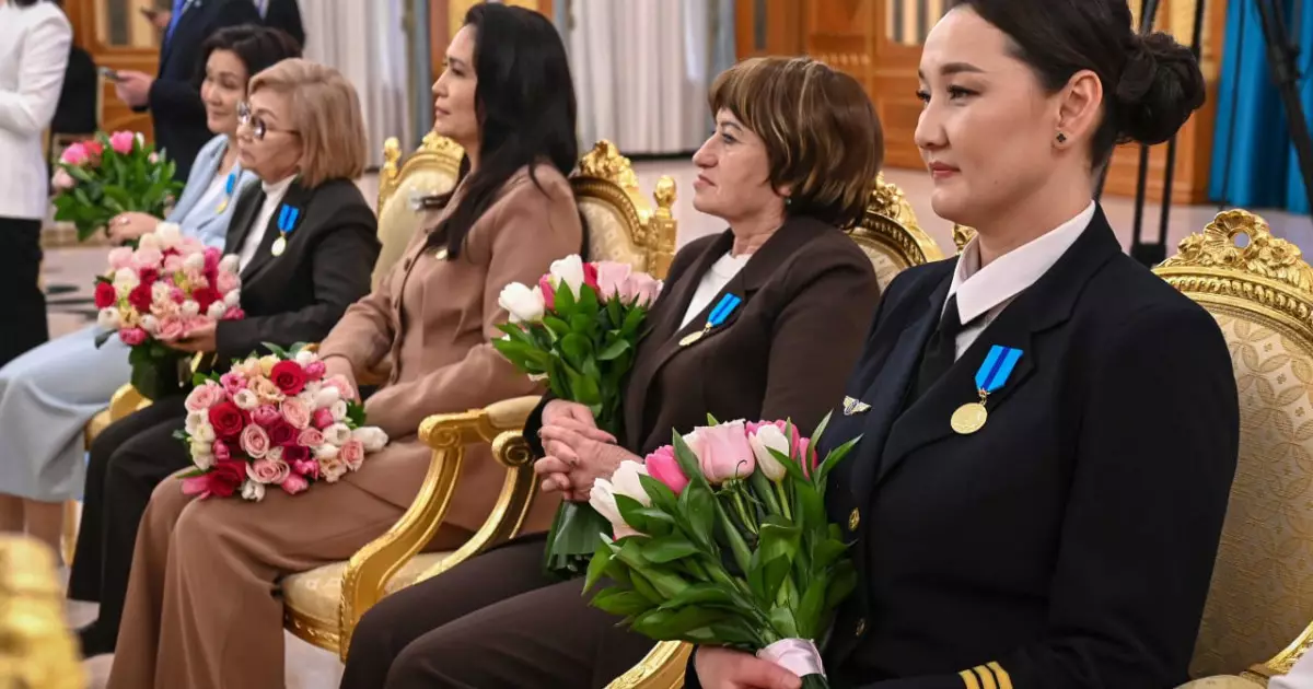   Президент Ел өмірінің маңызды салаларында табанды еңбек етіп жүрген әйелдерді марапаттады   