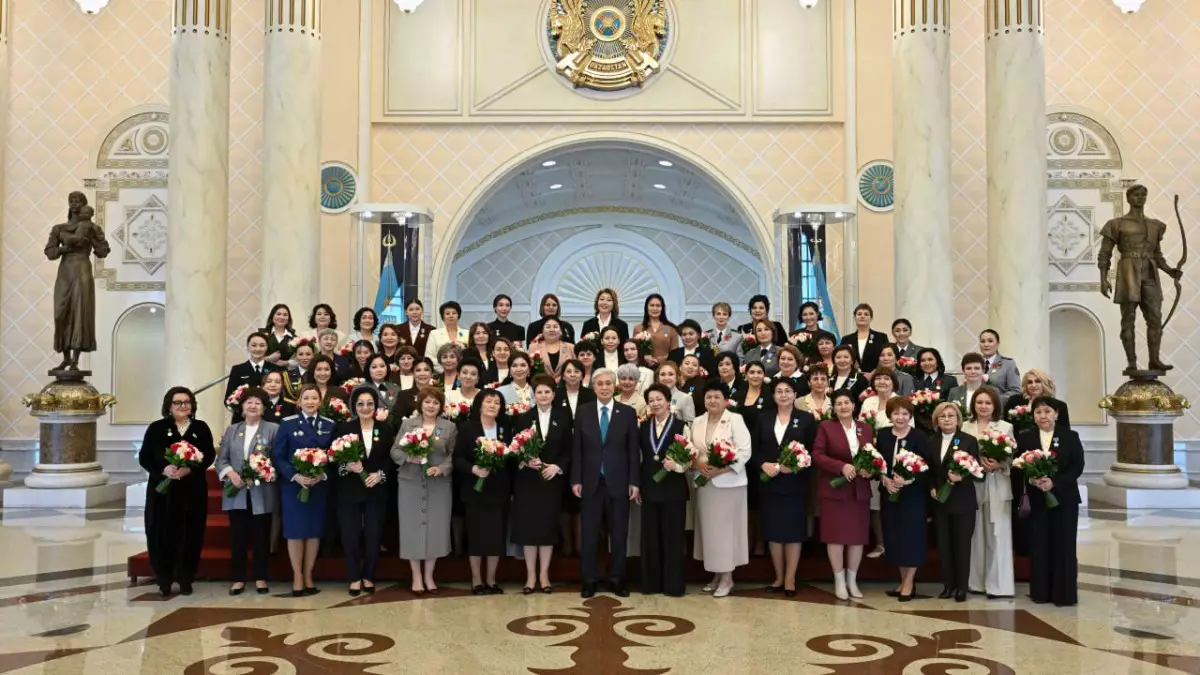 Президент ел дамуына сүбелі үлес қосқан әйелдерді марапаттады