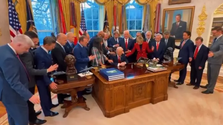 Трампқа бақсы-балгерлер күш беріп, діни рәсім жасады (ВИДЕО)