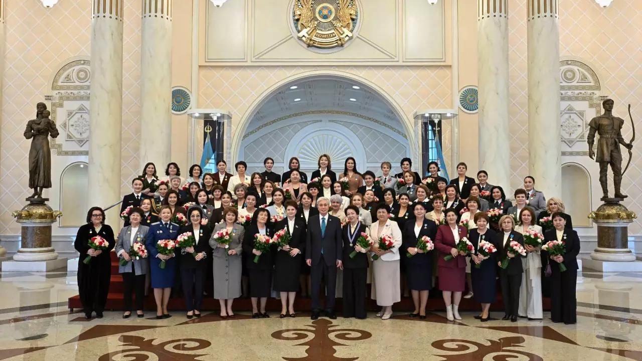 Тоқаев қоғамдағы сіңірген еңбегі үшін бір топ әйелді марапаттады