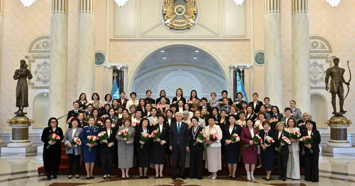  Президент бір топ қыз-келіншекті мемлекеттік наградалармен марапаттады 