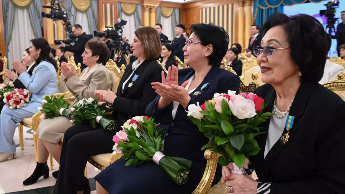 Президент отметил заслуги казахстанских женщин государственными наградами