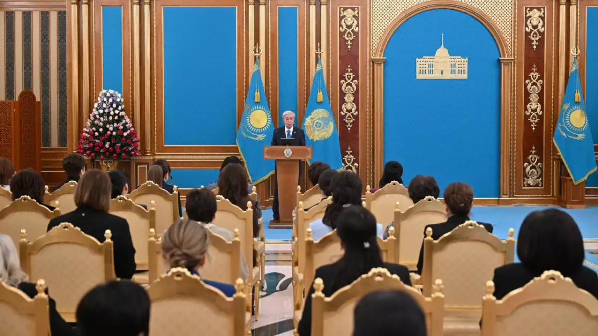 Президент: Қазақ әйелдері шаңырақтың ырыс-берекесін арттырып, өнегелі ұрпақ өсіріп отыр