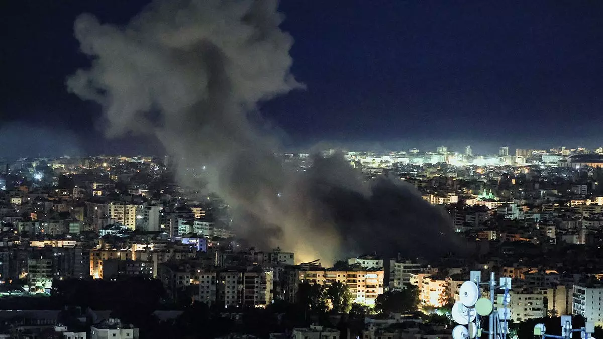 Израиль наносит удары по целям "Хезболлы", бросая вызов Ливану с требованием вернуть суверенитет от поддерживаемого Ираном террористического посредника.