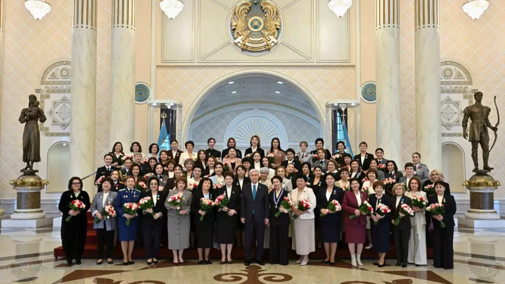 Токаев вручил госнаграды казахстанкам