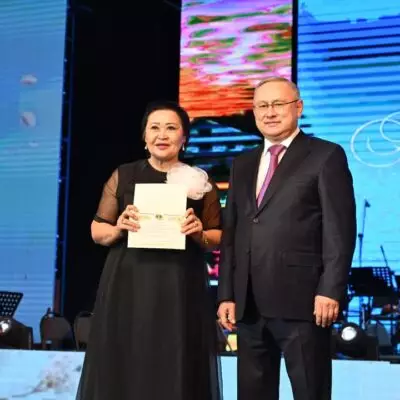 Бейбит Исабаев поздравил жительниц Жетісу с 8 Марта и вручил государственные награды