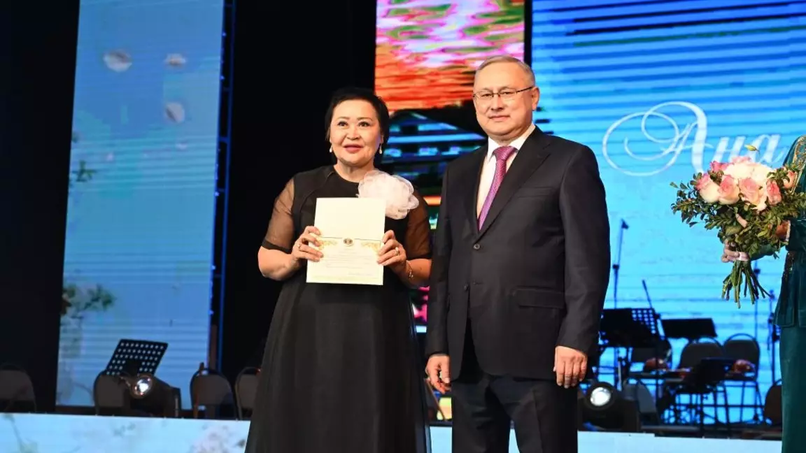 Бейбіт Исабаев әйелдерді 8 наурыз мерекесімен құттықтап, мемлекеттік наградалар тапсырды