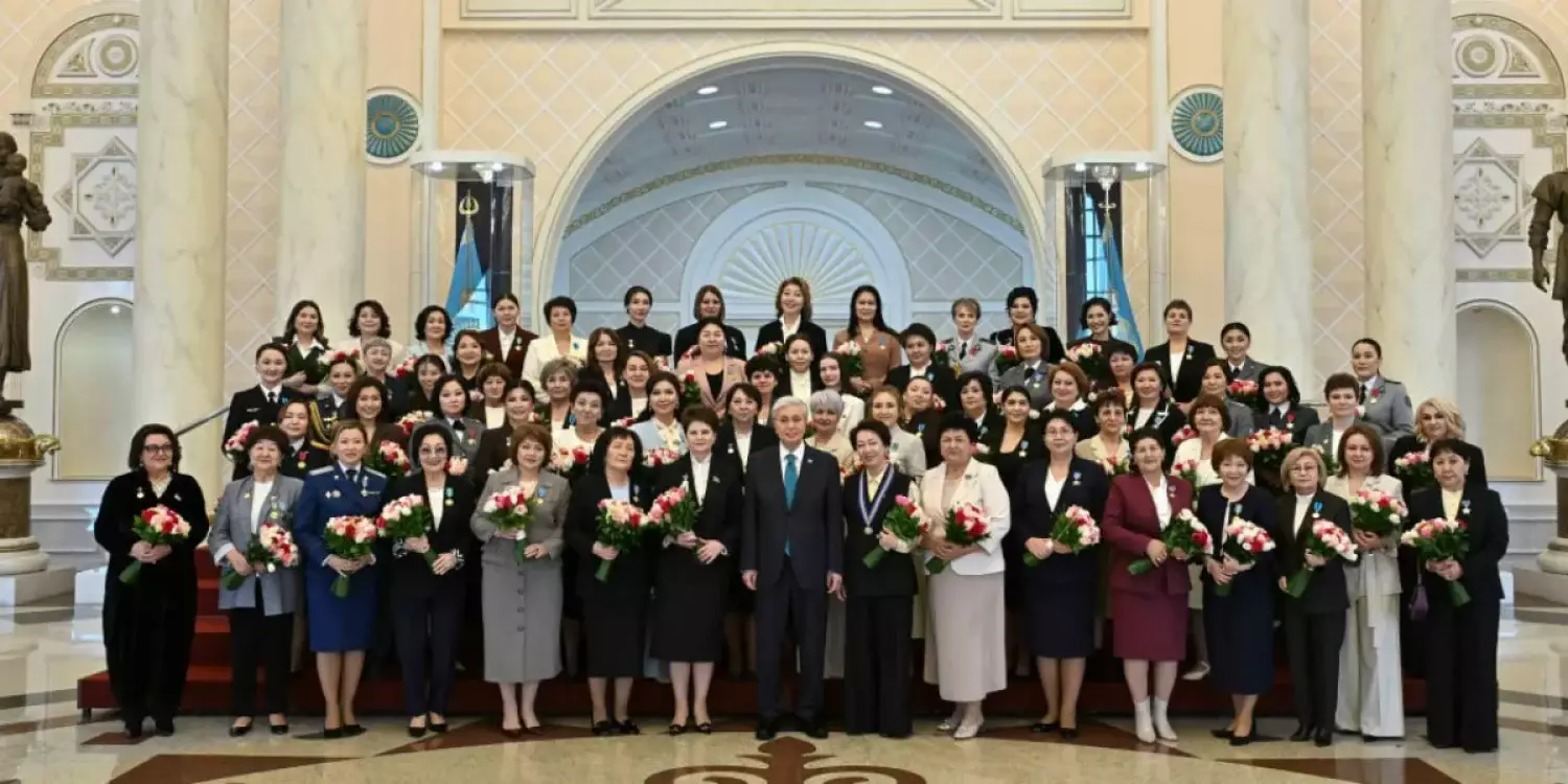 Тоқаев бір топ әйелді марапаттады