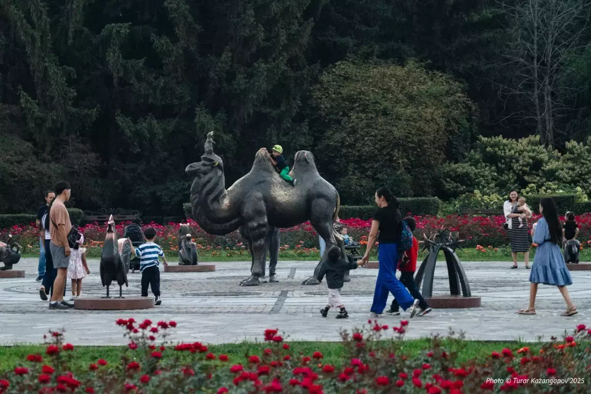 Токаев напомнил, что в Казахстане женщины могут сидеть в декрете до трех лет