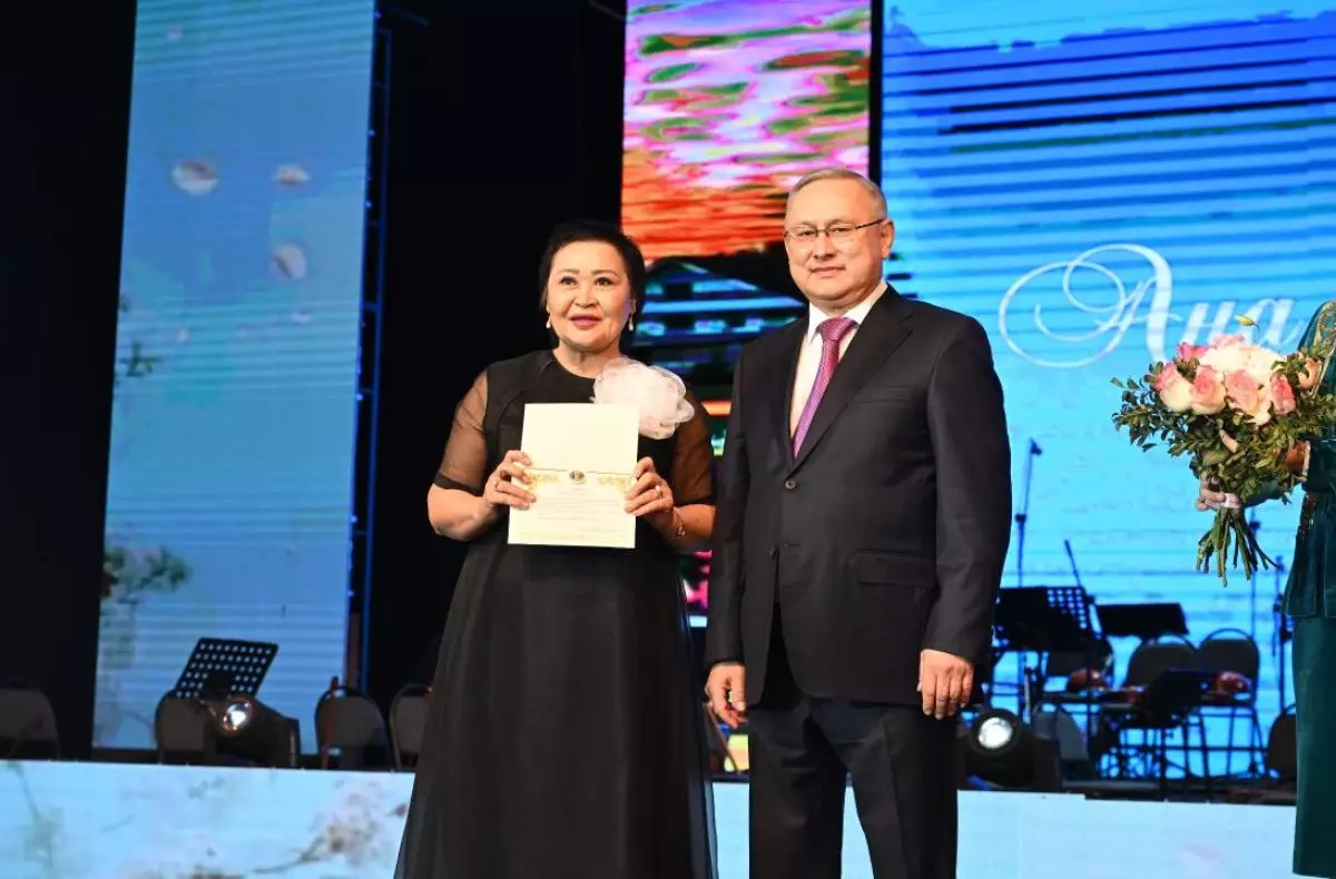 Бейбіт Исабаев әйелдерді 8 Наурыз мерекесімен құттықтап, мемлекеттік наградалар тапсырды