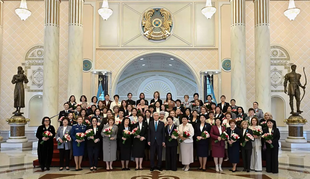 Президент поздравил казахстанок с наступающим Международным женским днем