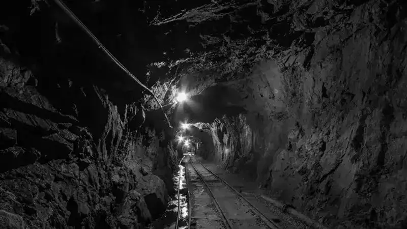 Мужчина погиб при падении в шахту в Акмолинской области