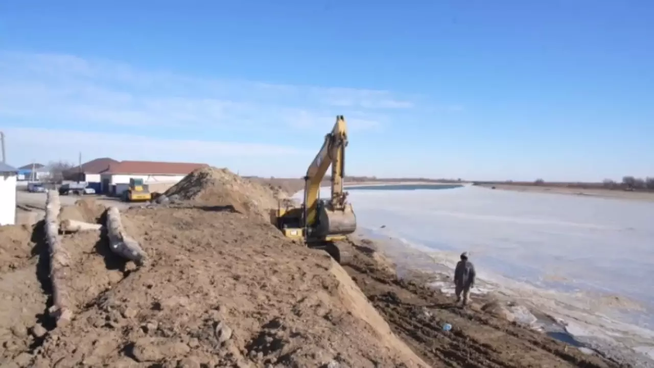 Более 100 км защитных дамб укрепили в Атырауской области