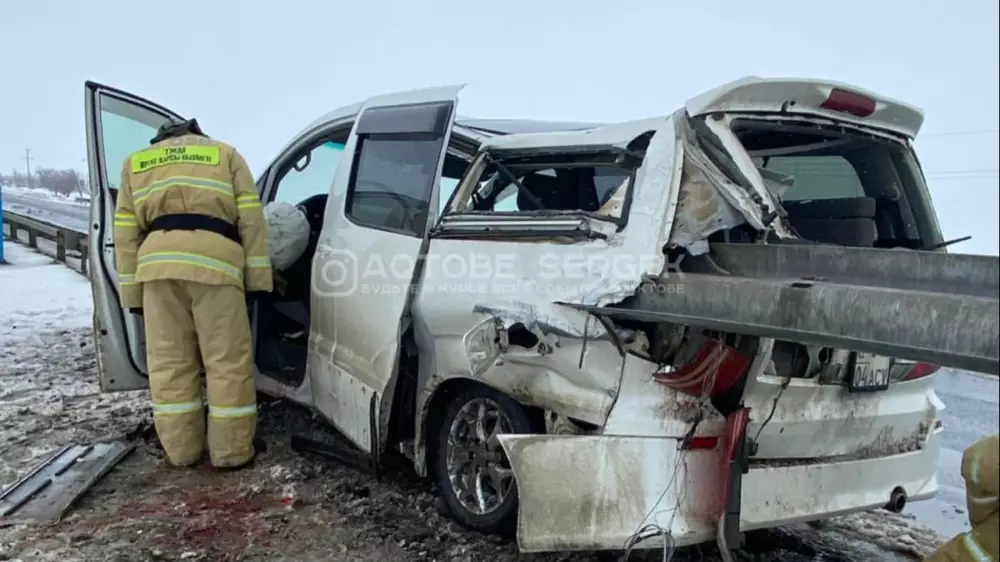 Отбойник прошил салон насквозь: жуткое ДТП на трассе в Актюбинской области