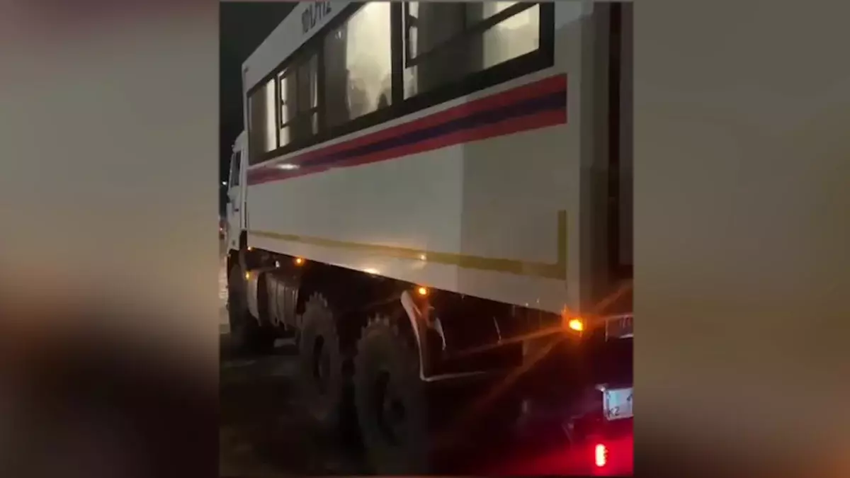 Ақтөбе облысының тас жолдарында 80-ге жуық адам қар құрсауында қалды