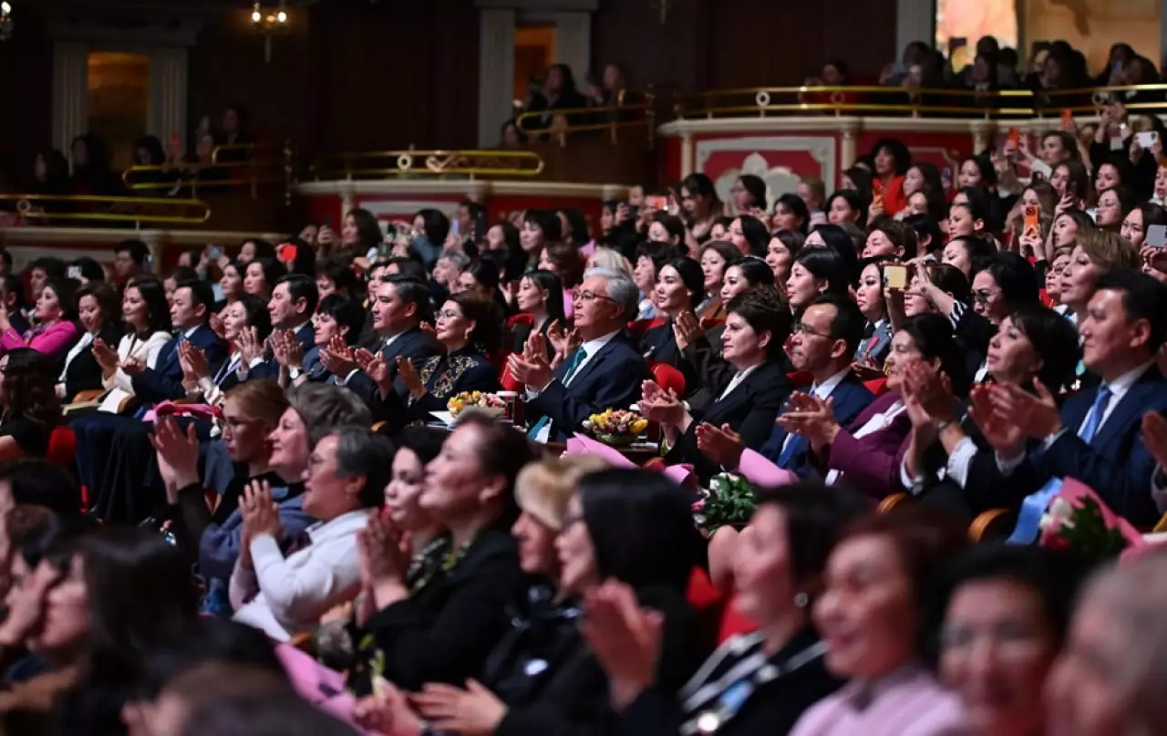 Глава государства посетил праздничный концерт