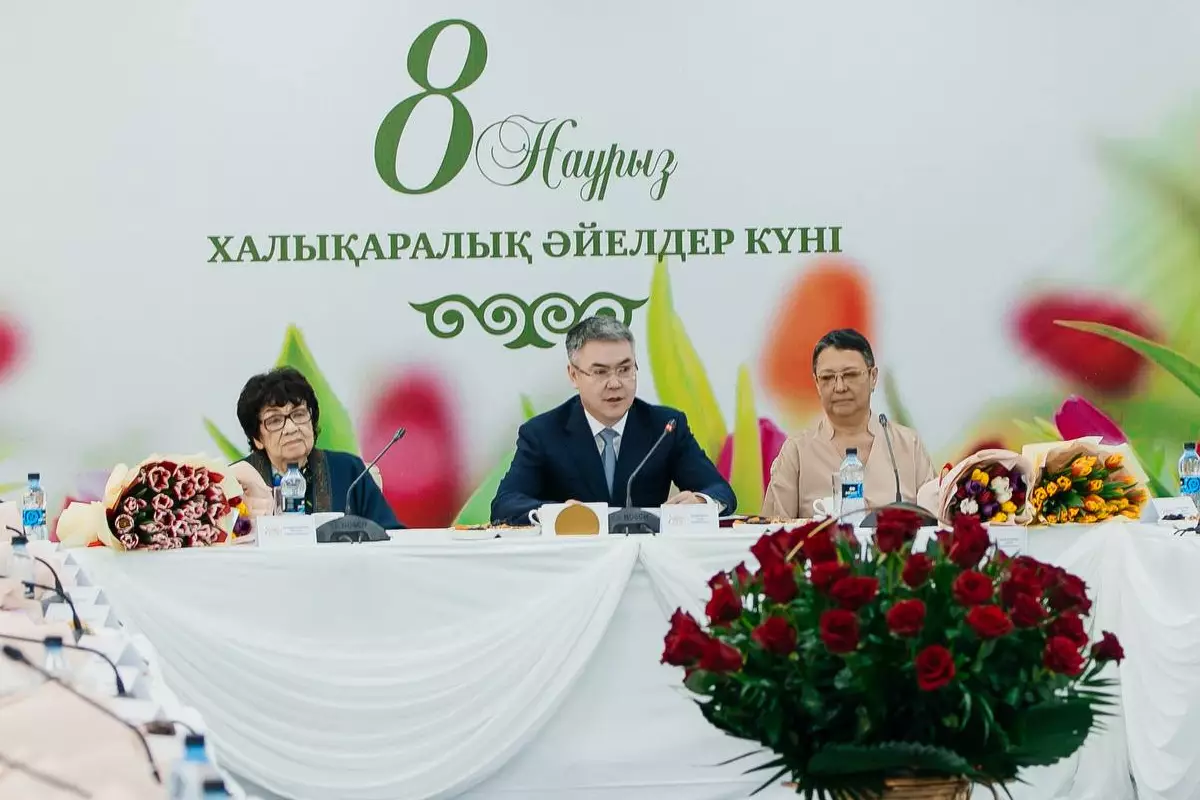 Серик Шапкенов поздравил женщин региона с Международным женским днём