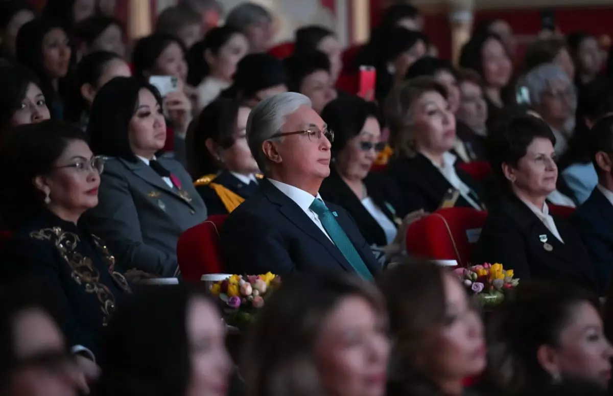 Президент әйелдер күніне арналған мерекелік концертке қатысты (ВИДЕО)