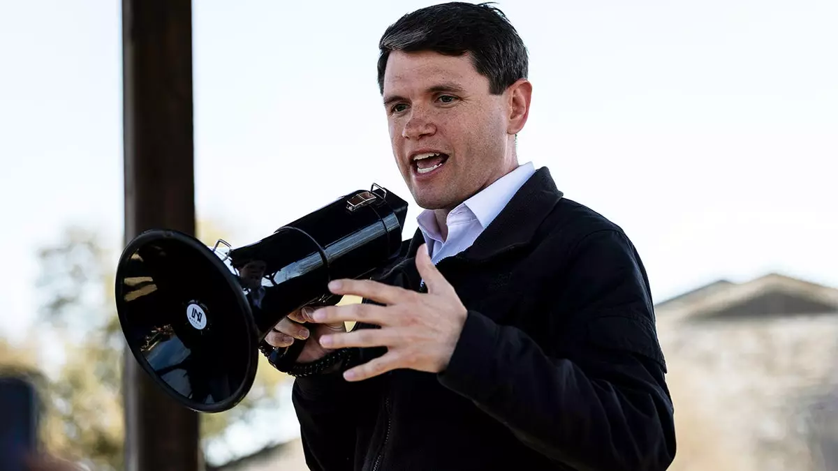 Вспышка прошлого: кандидат в сенаторы от демократов называл нелегалов "избирателями" и давал советы по уклонению от ICE.