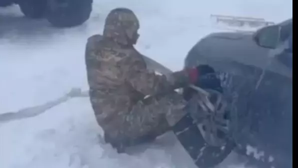 В Актюбинской области из снежных заносов спасли 17 человек