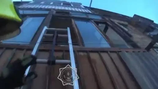 В Караганде сотрудники МЧС спасли оставшихся одних дома детей