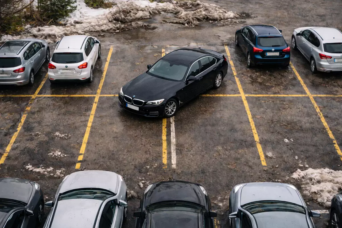 Названа сумма штрафа, если водитель занял чужое парковочное место в Казахстане