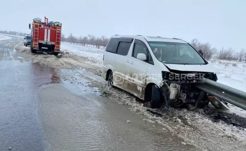 Отбойник насквозь пробил авто в Актюбинской области