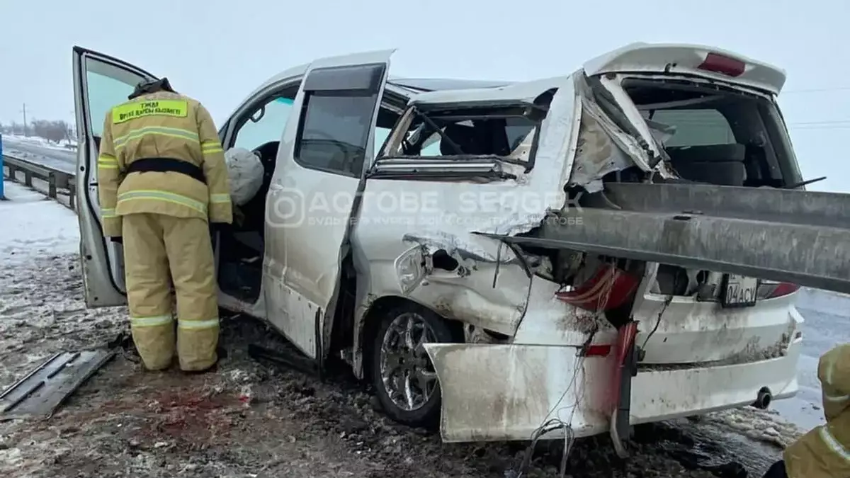 Отбойник пробил автомобиль в ДТП на трассе в Актюбинской области