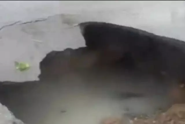 Жолдың қақ ортасында: Шымкентте тағы да асфальт опырылып қалды