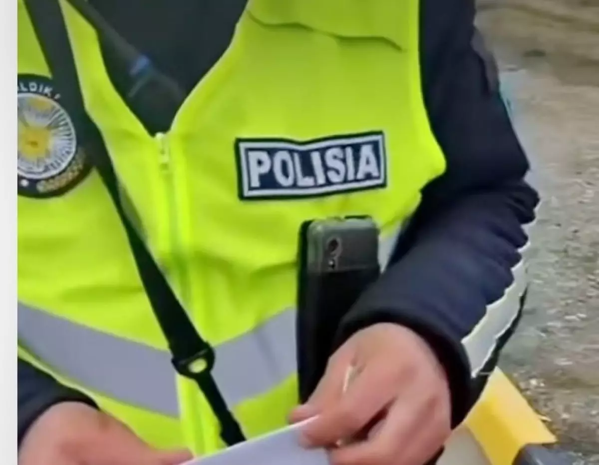 Желіде шетелдік азаматтың қазақстандық полицейге ақша берген сәті түсірілген видео тарады