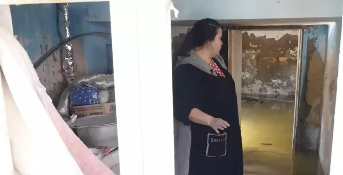 "Үш рет сорғанымен, үйде су қалып қойды": Маңғыстаудағы ауылдардың бірінде жерасты суы көтеріліп, үйлерді су басты