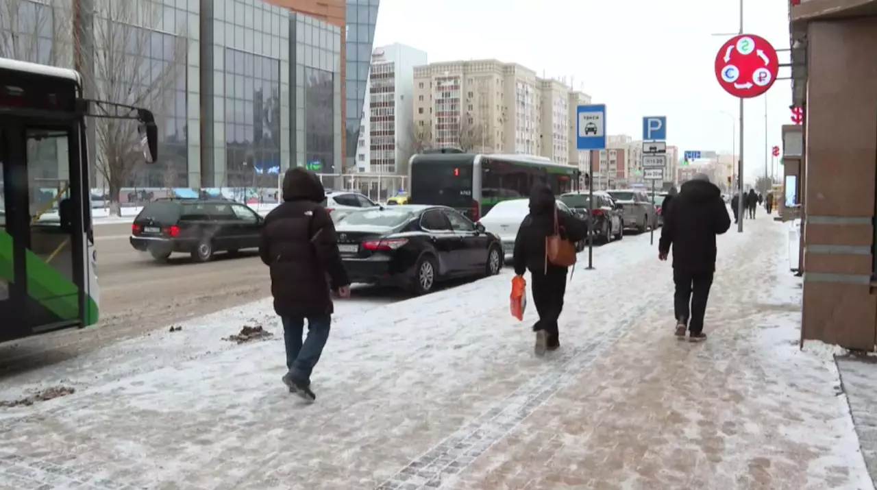 Арқада ат құлағы көрінбейтін ақ түтек боран соғып тұр