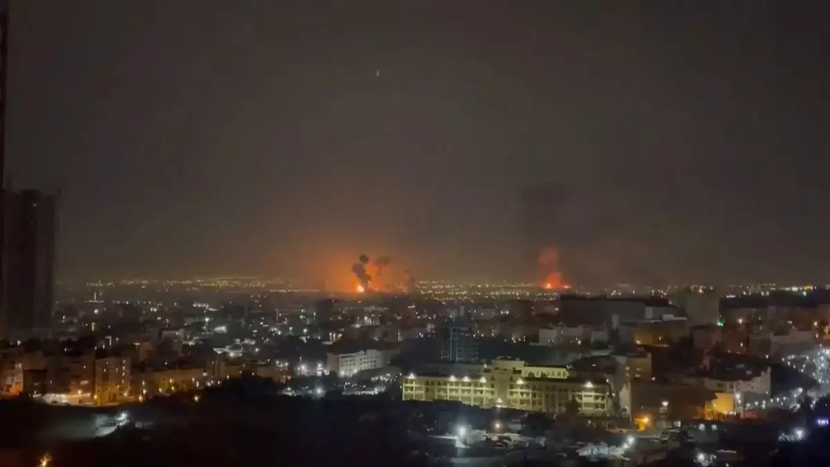 Израиль мен АҚШ соққысынан кейін Тегерандағы әуежайда өрт шықты