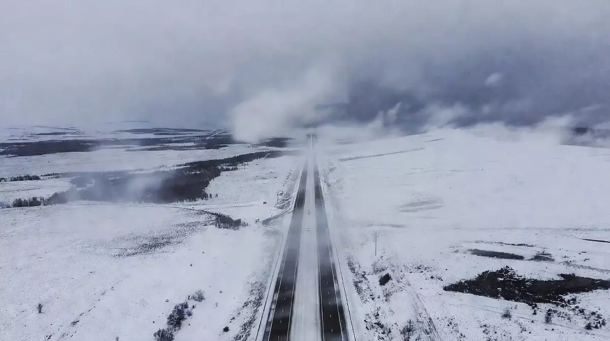 Снегопад парализовал движение на ключевых трассах Казахстана: дороги закрыты до 8 марта