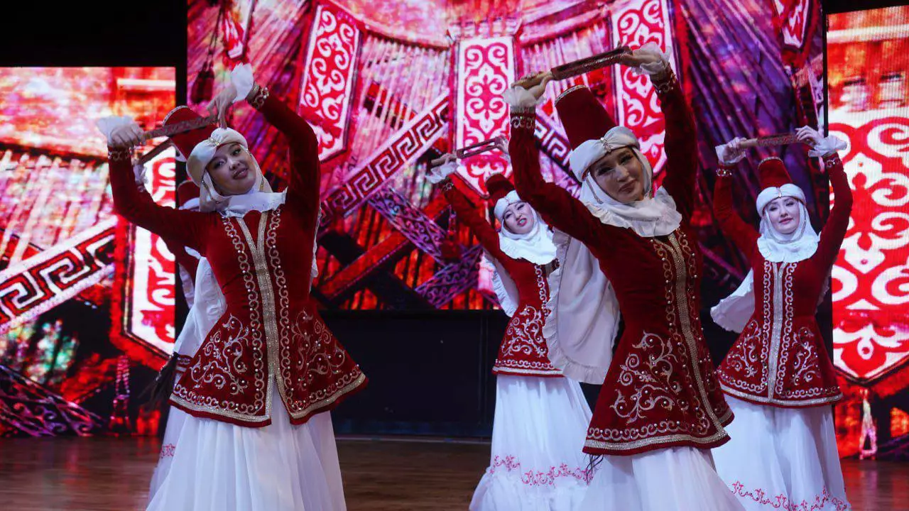 «Уркер», «Лебединое озеро» и танцы: в Алматы поздравили женщин-военнослужащих с 8 Марта