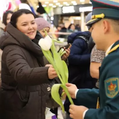 Военнослужащие оригинально поздравили женщин с весенним праздником