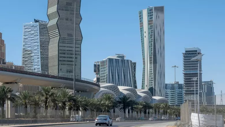 Эр-Рияд пен мұнай кен орнына бағытталған дрондар атып түсірілді