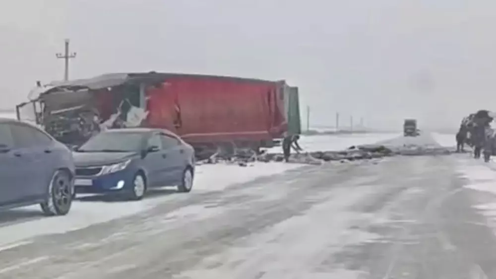 Қазақстанның солтүстігінде екі жүк көлігі соқтығысып, жүргізуші қаза тапты