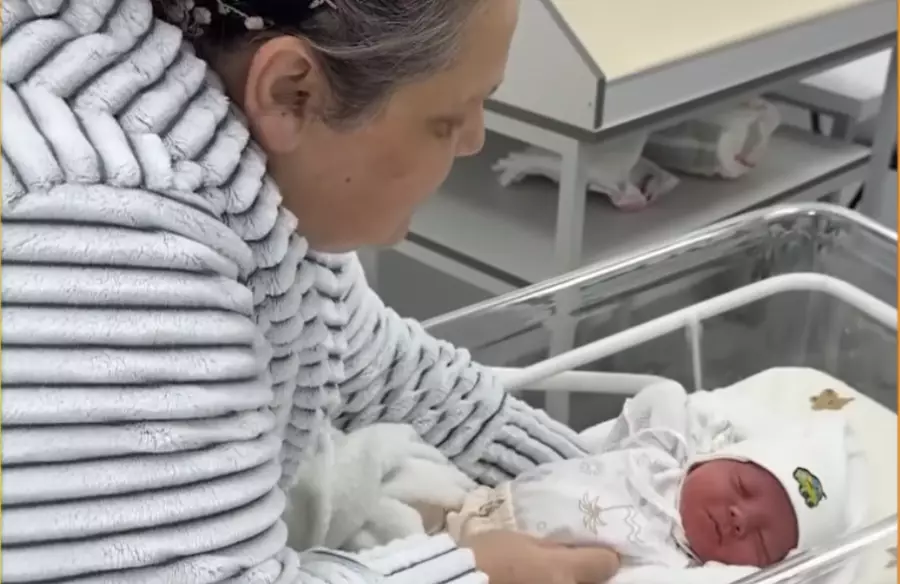 Теміртауда 48 жастағы әйел он үшінші баласын дүниеге әкелді