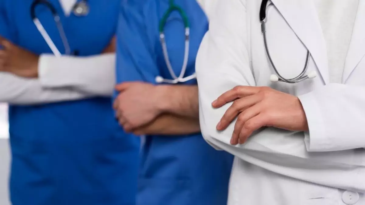 Бүгіннен бастап ақ халаттыларды қорлаған адамдарға қатысты жаңа қатаң заң күшіне енді