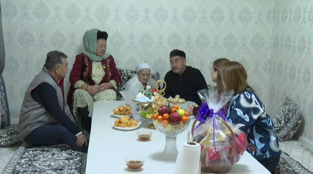 Шымкентте ғасыр жасаған әжелерге құрмет көрсетілді