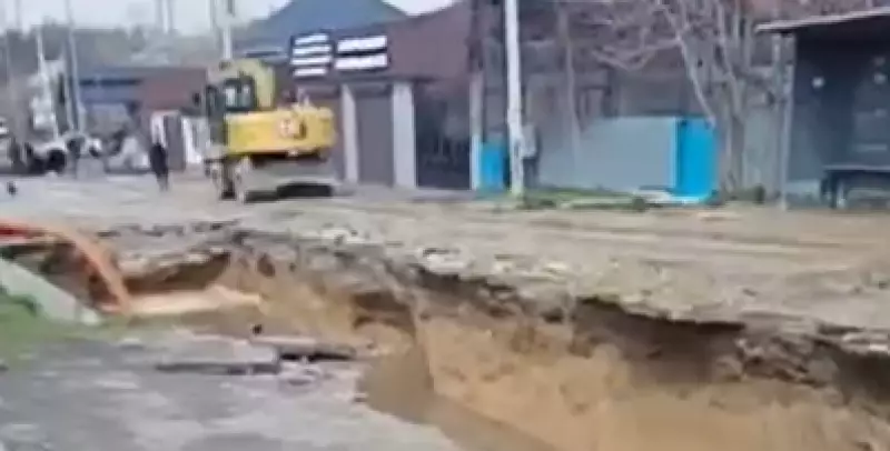 В Шымкенте из-за аварии канализации провалилась дорога