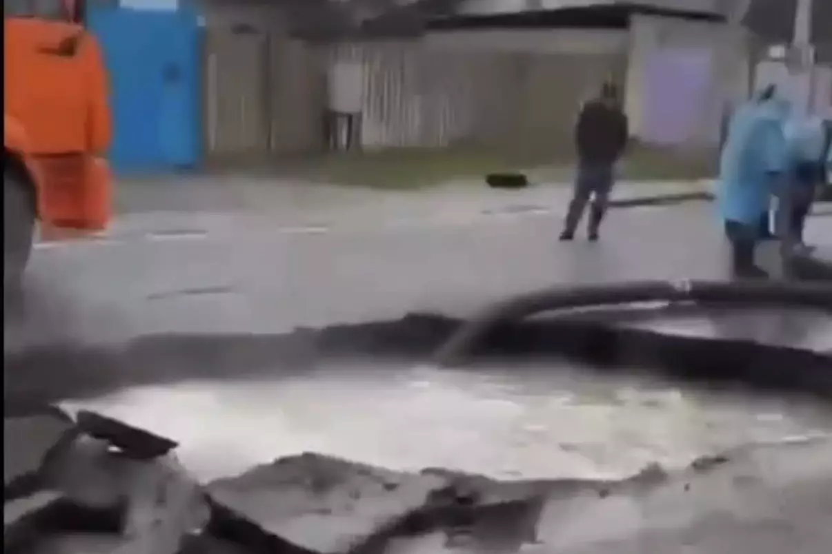 1968 жылғы шіріген құбыр жарылып, Шымкентте жол опырылды — әкімдік ескі жүйені әлі ауыстырмаған