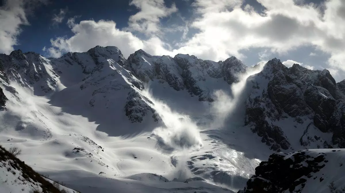 В горах Алматы сходят лавины: вход в горы ограничен